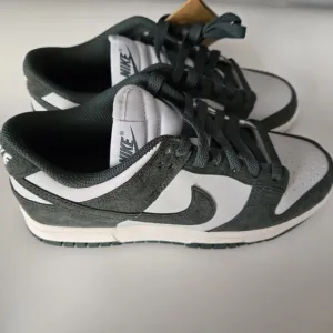 New Nike Dunk Low Sneakers Women’s 6 Photon Dust Vintage Green Sail Top Swoos