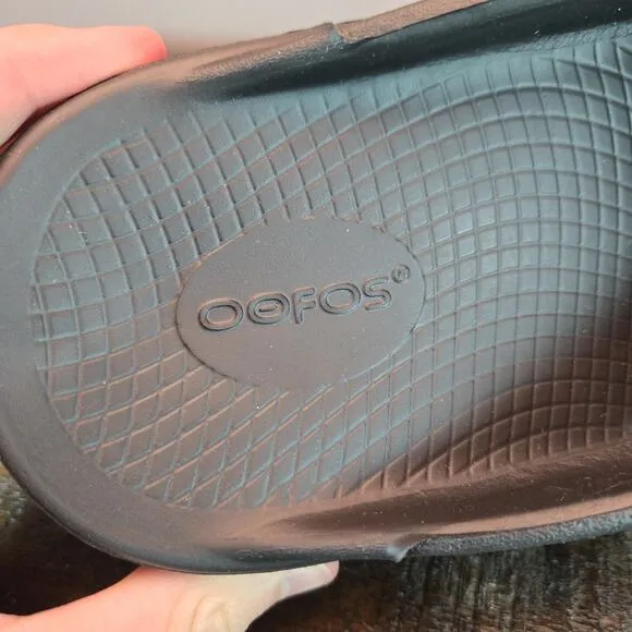 NEW Oofos Ooriginal Mens Size 10 Recovery Slip-On Flip Flops Beach Sandals Black