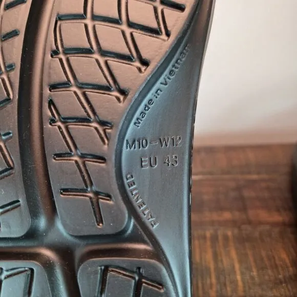 NEW Oofos Ooriginal Mens Size 10 Recovery Slip-On Flip Flops Beach Sandals Black