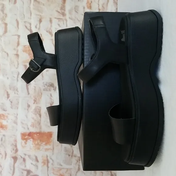 New Sorel Dayspring Platform Sandals