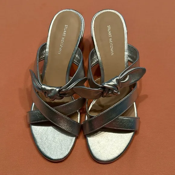 New Stuart Weitzman Leather Sandals. Size 7.5. Silver.