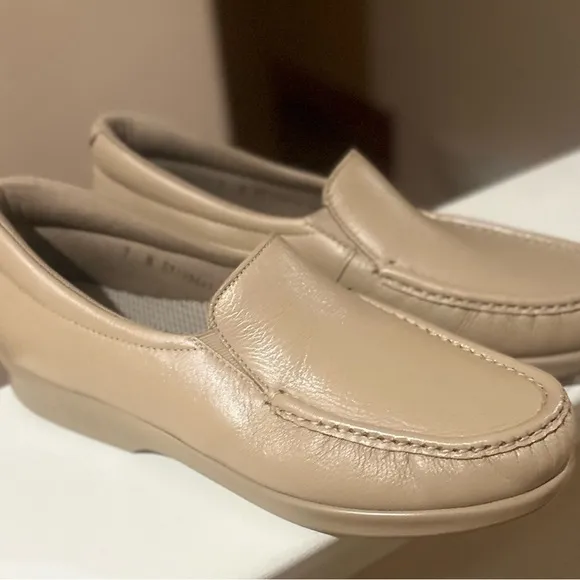 New Women’s SAS Tripad Comfort Beige Taupe Shoes Loafers Comfort  Walking 9 N.