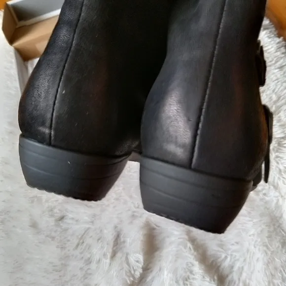 NIB black suede Faithe casual elegance comfort dual strap buckles boots, sz 42