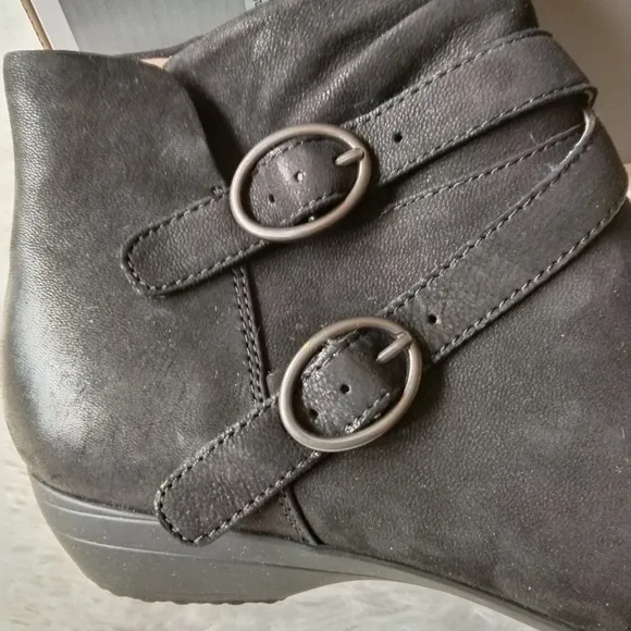 NIB black suede Faithe casual elegance comfort dual strap buckles boots, sz 42