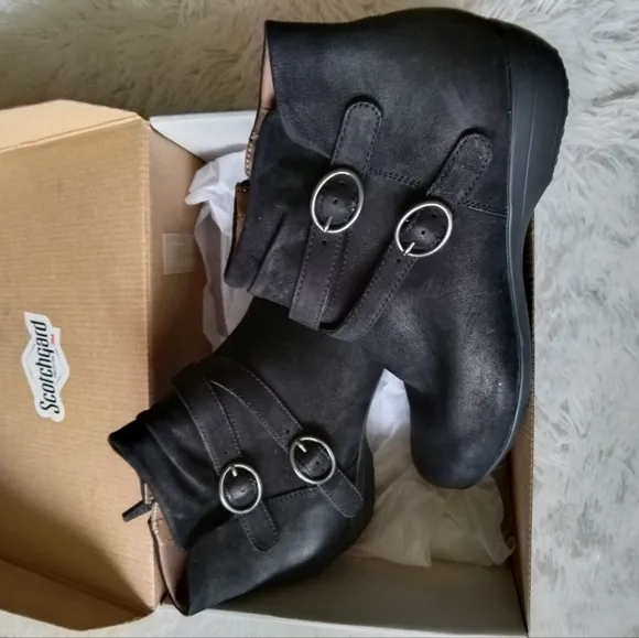 NIB black suede Faithe casual elegance comfort dual strap buckles boots, sz 42