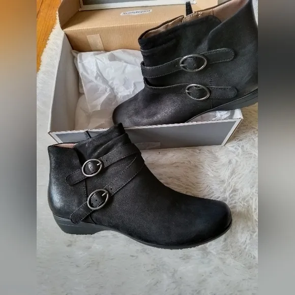 NIB black suede Faithe casual elegance comfort dual strap buckles boots, sz 42