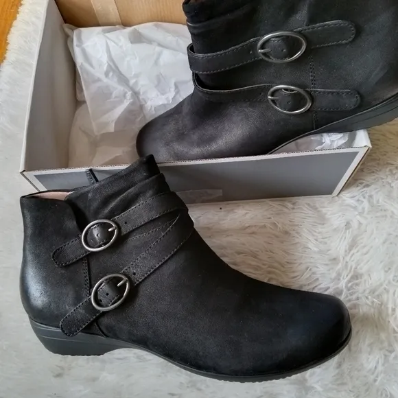 NIB black suede Faithe casual elegance comfort dual strap buckles boots, sz 42