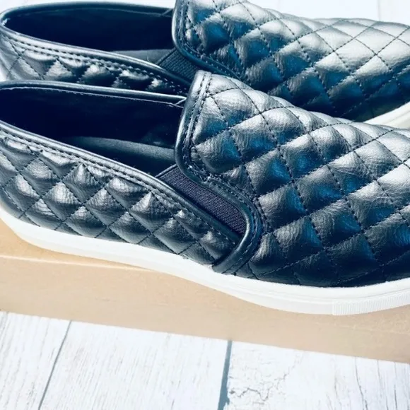 NIB Steve Madden Ecentreq black quilted slip on shoes size 9.5