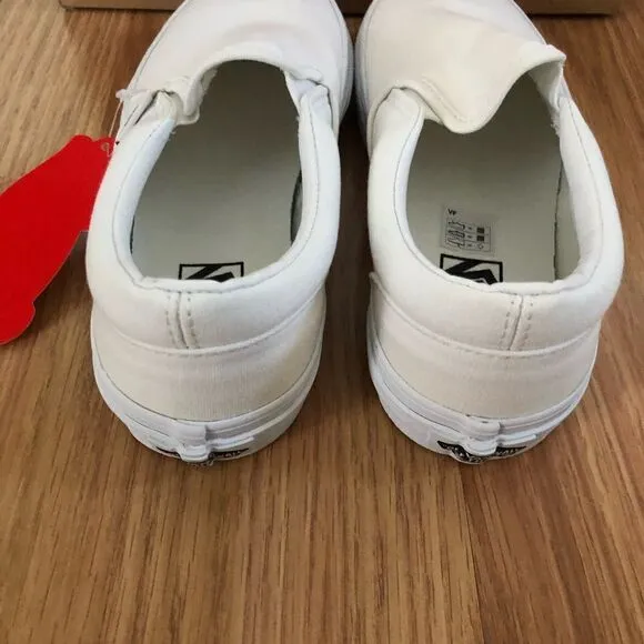 NIB VANS Classic Slip On VN000ZBUENS True White