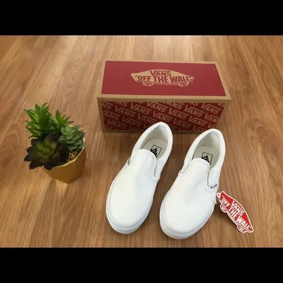 NIB VANS Classic Slip On VN000ZBUENS True White