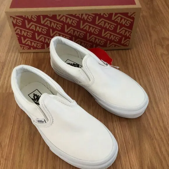 NIB VANS Classic Slip On VN000ZBUENS True White