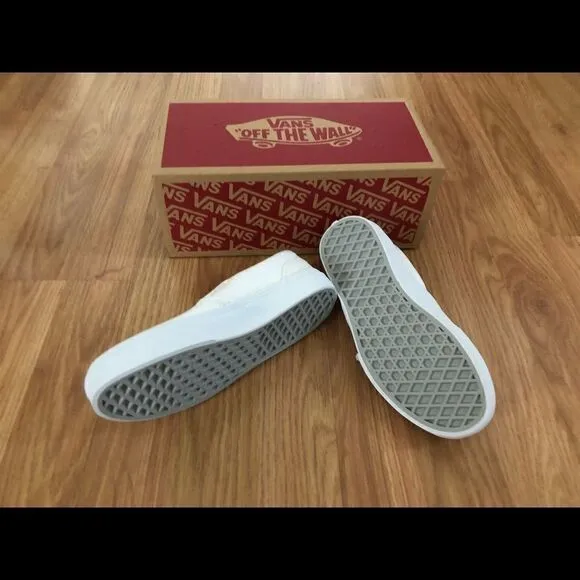 NIB VANS Classic Slip On VN000ZBUENS True White