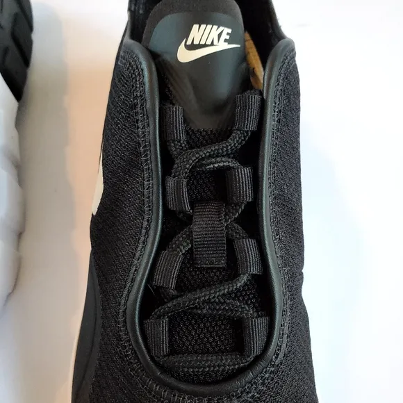 Nike Air Max Motion 2 Black White Women Athletic Shoes  Size 8