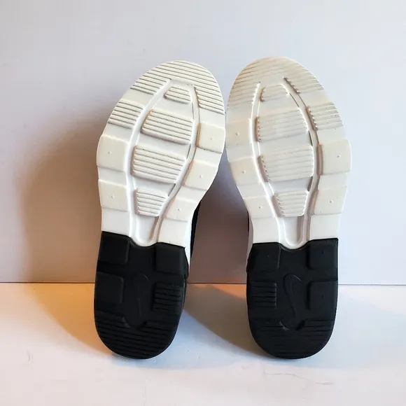 Nike Air Max Motion 2 Black White Women Athletic Shoes  Size 8
