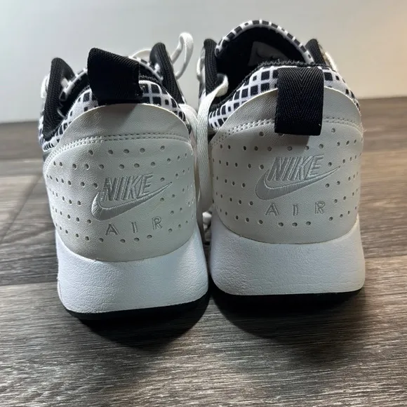 Nike Air Max Tavas Black and White Men's Shoes size 13 (b45)