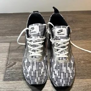 Nike Air Max Tavas Black and White Men's Shoes size 13 (b45)