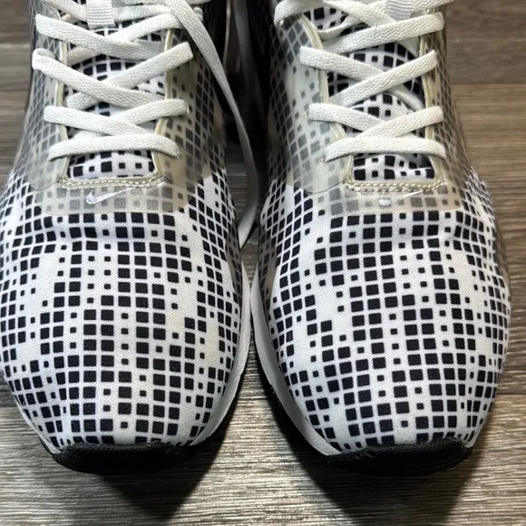 Nike Air Max Tavas Black and White Men's Shoes size 13 (b45)
