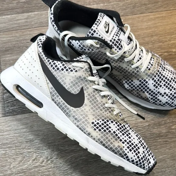 Nike Air Max Tavas Black and White Men's Shoes size 13 (b45)