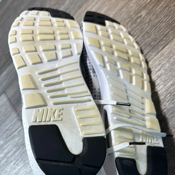 Nike Air Max Tavas Black and White Men's Shoes size 13 (b45)