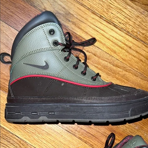 Nike Green and Black High-Top Boots with Rugged Design