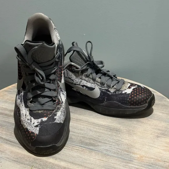 Nike Kobe 10 Pain basketball sneakers size 5.5 youth
