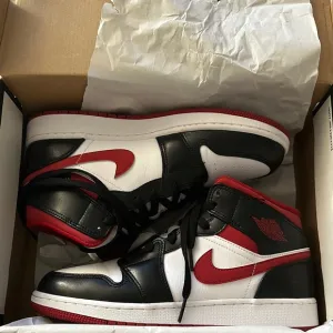 Nike Men's Black, White, and Red Shoes