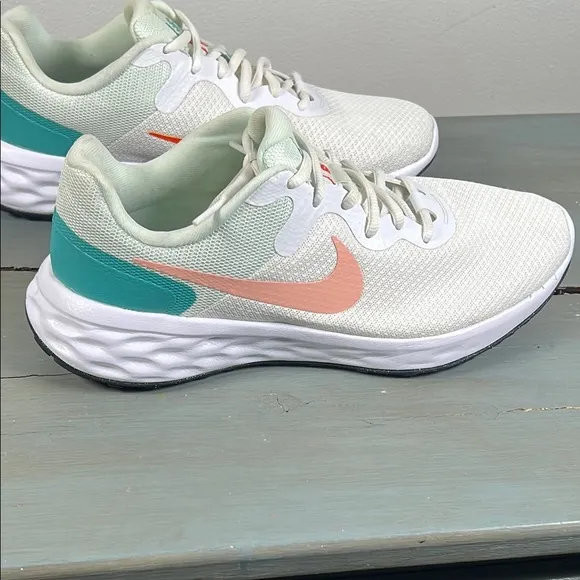 Nike revolution6 Women's White and Pink Running Shoes size9.5.         order(72)
