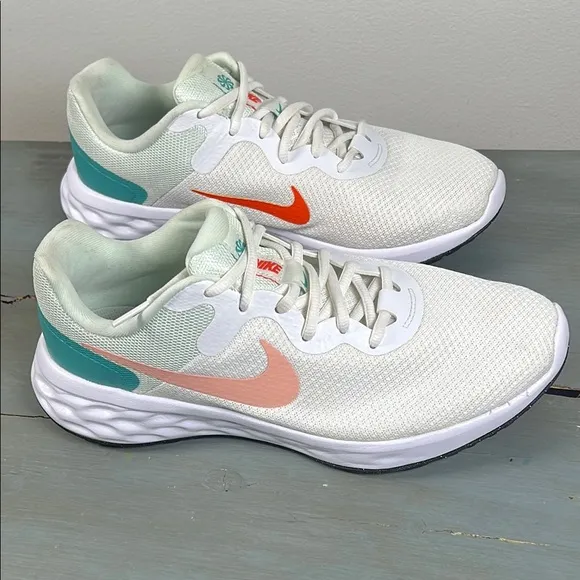 Nike revolution6 Women's White and Pink Running Shoes size9.5.         order(72)