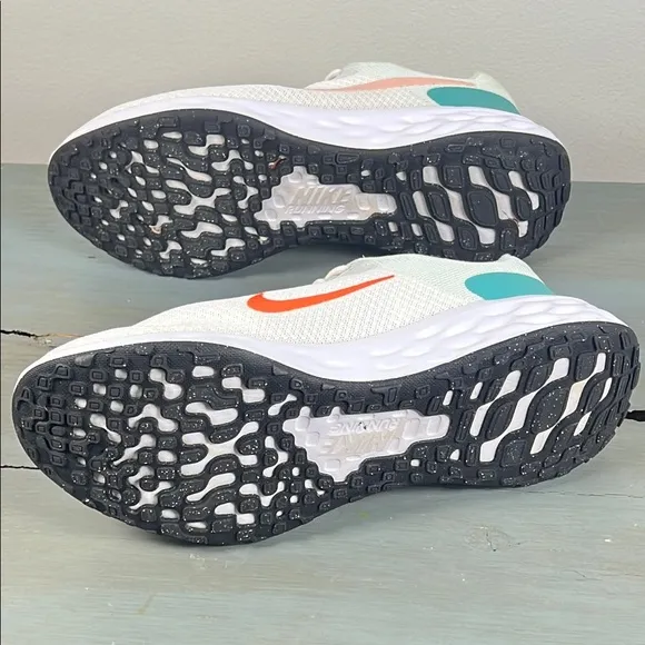 Nike revolution6 Women's White and Pink Running Shoes size9.5.         order(72)