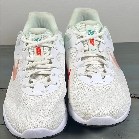 Nike revolution6 Women's White and Pink Running Shoes size9.5.         order(72)