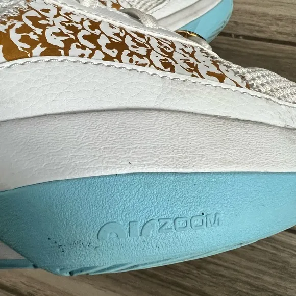 Nike White and Gold Sneakers 👟