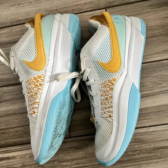 Nike White and Gold Sneakers 👟