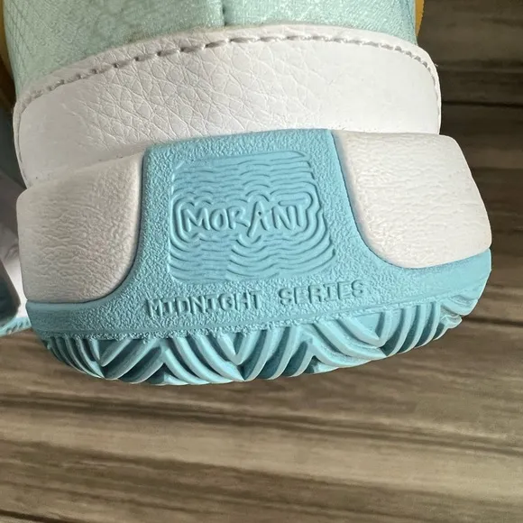 Nike White and Gold Sneakers 👟