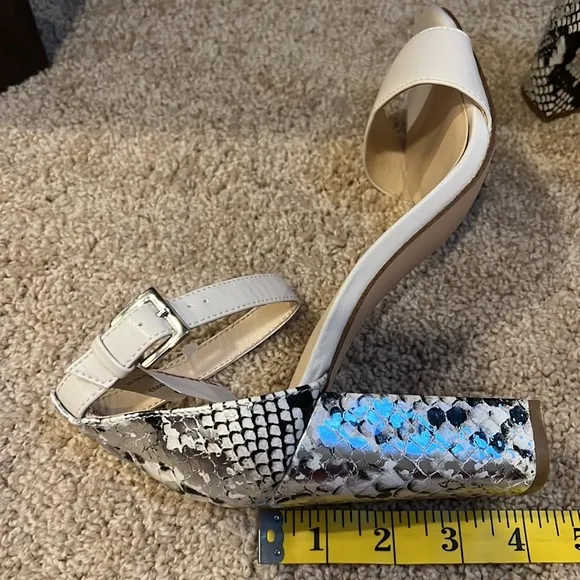 NWOT! Nine West SZ 9.5 M pruce ankle strap , snake print block heel sandals.
