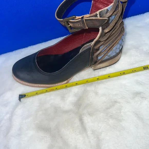 •NWT |•FREEBIRD BY STEVEN•| SIZE 9 'Marlon' Mary Jane Navy Blue Croc Shoes