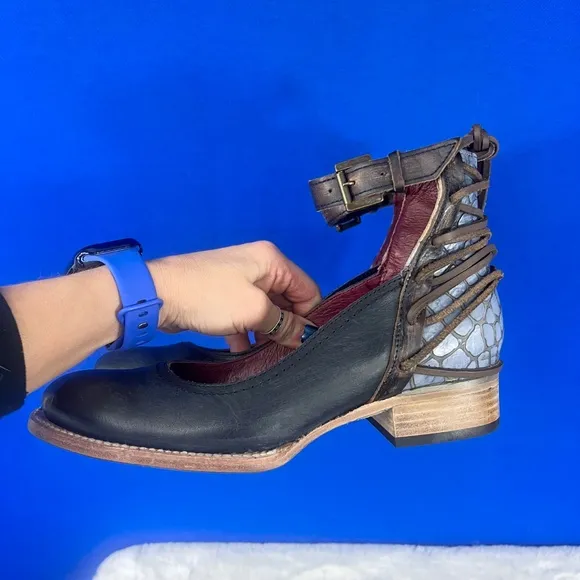•NWT |•FREEBIRD BY STEVEN•| SIZE 9 'Marlon' Mary Jane Navy Blue Croc Shoes