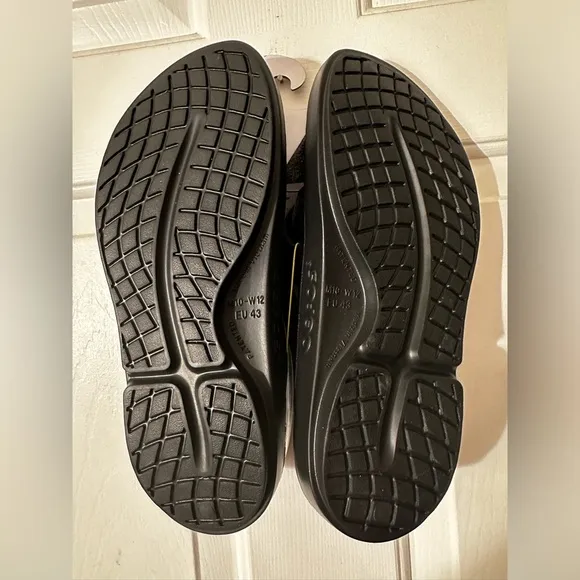 NWT OOFOS ORIGINAL SPORT UNISEX SOLOIST BLACKM10 W12 STYLE #1001 FLIP FLOPS