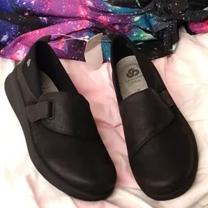 NWT Women's Clarks black Cloudsteppers size 6.5
