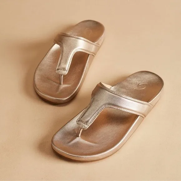 OluKai Kīpe‘a Lipi Gold Leather Thong Sandals Size 8