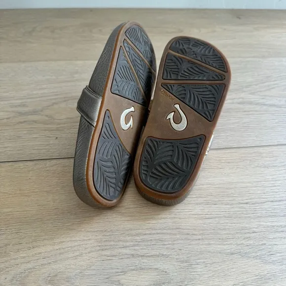 OluKai Kīpe‘a Lipi Gold Leather Thong Sandals Size 8
