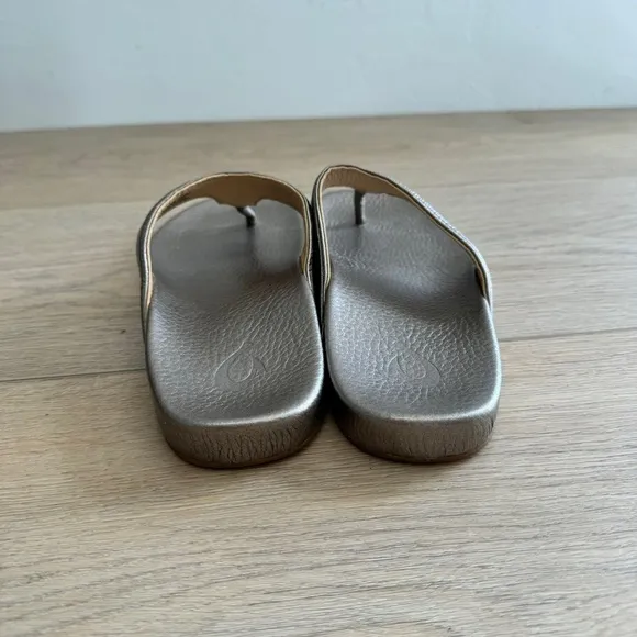 OluKai Kīpe‘a Lipi Gold Leather Thong Sandals Size 8