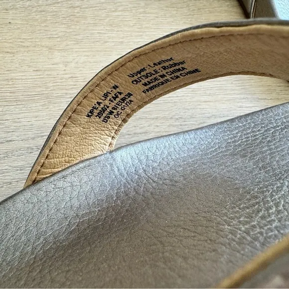 OluKai Kīpe‘a Lipi Gold Leather Thong Sandals Size 8