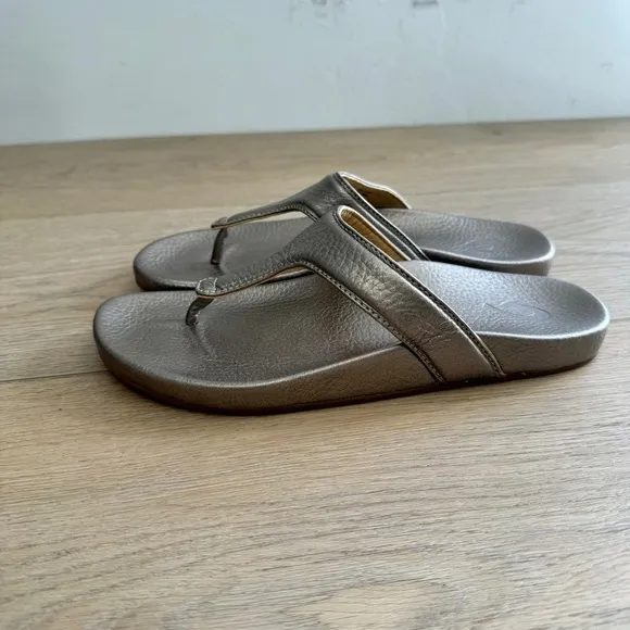 OluKai Kīpe‘a Lipi Gold Leather Thong Sandals Size 8