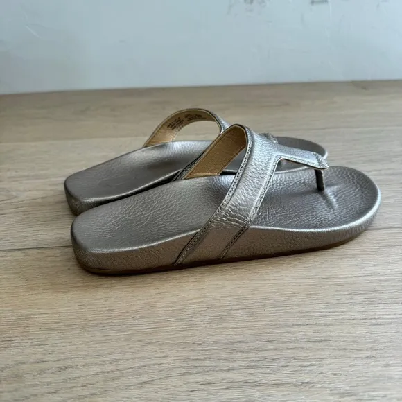 OluKai Kīpe‘a Lipi Gold Leather Thong Sandals Size 8