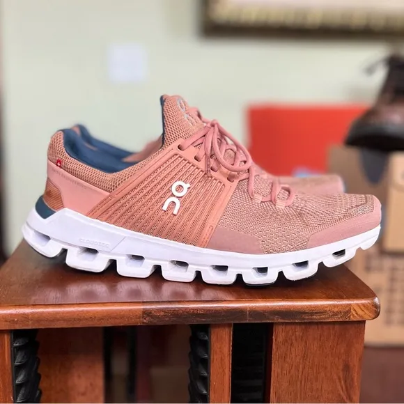 On Cloudswift Size 9 women’s in blush pink