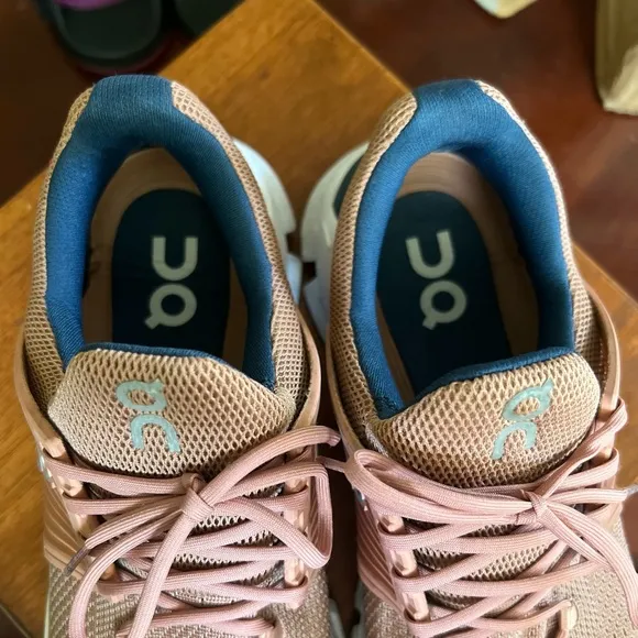 On Cloudswift Size 9 women’s in blush pink