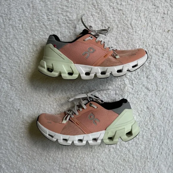 On Running | cloudflyer 4 like new! tennis shoes in peach aloe