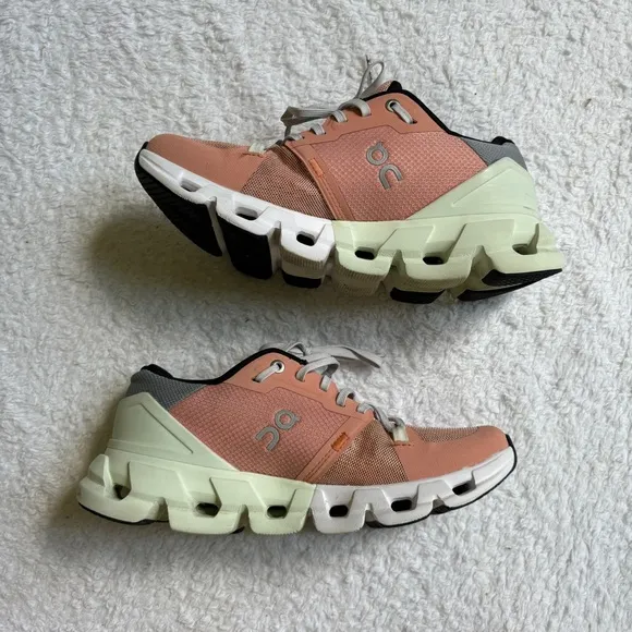 On Running | cloudflyer 4 like new! tennis shoes in peach aloe