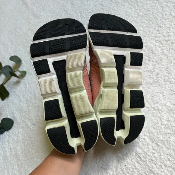 On Running | cloudflyer 4 like new! tennis shoes in peach aloe