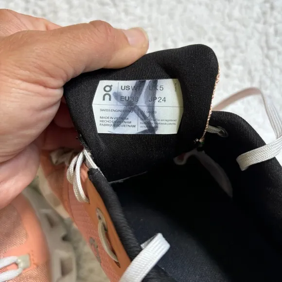 On Running | cloudflyer 4 like new! tennis shoes in peach aloe